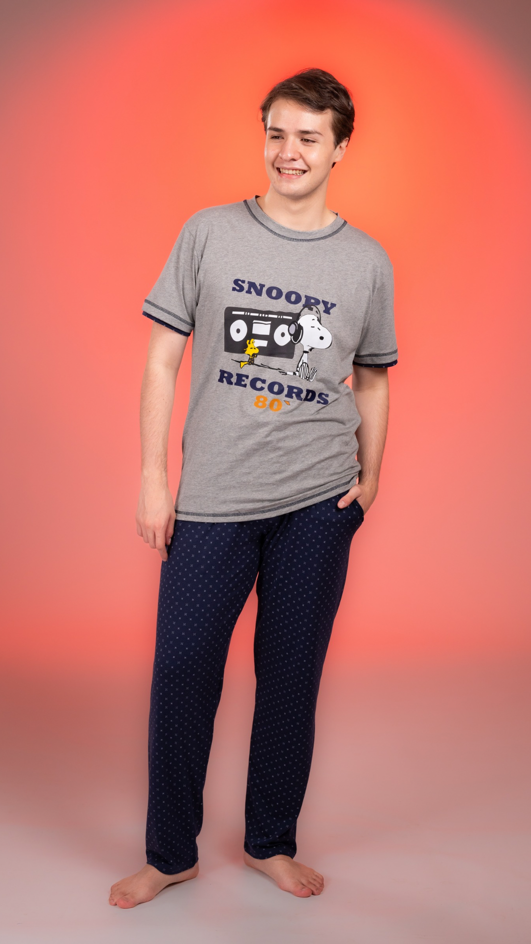 Pijama Record de Tshirt manga corta y pantalon recto con bolsas
Elaborada en algodón 100% Tejido de punto