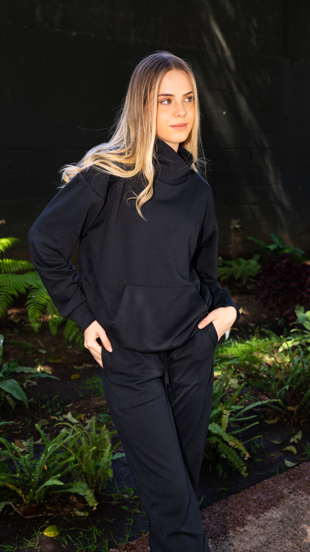 Set hugs black de sudadera y Pantalon con bolsas