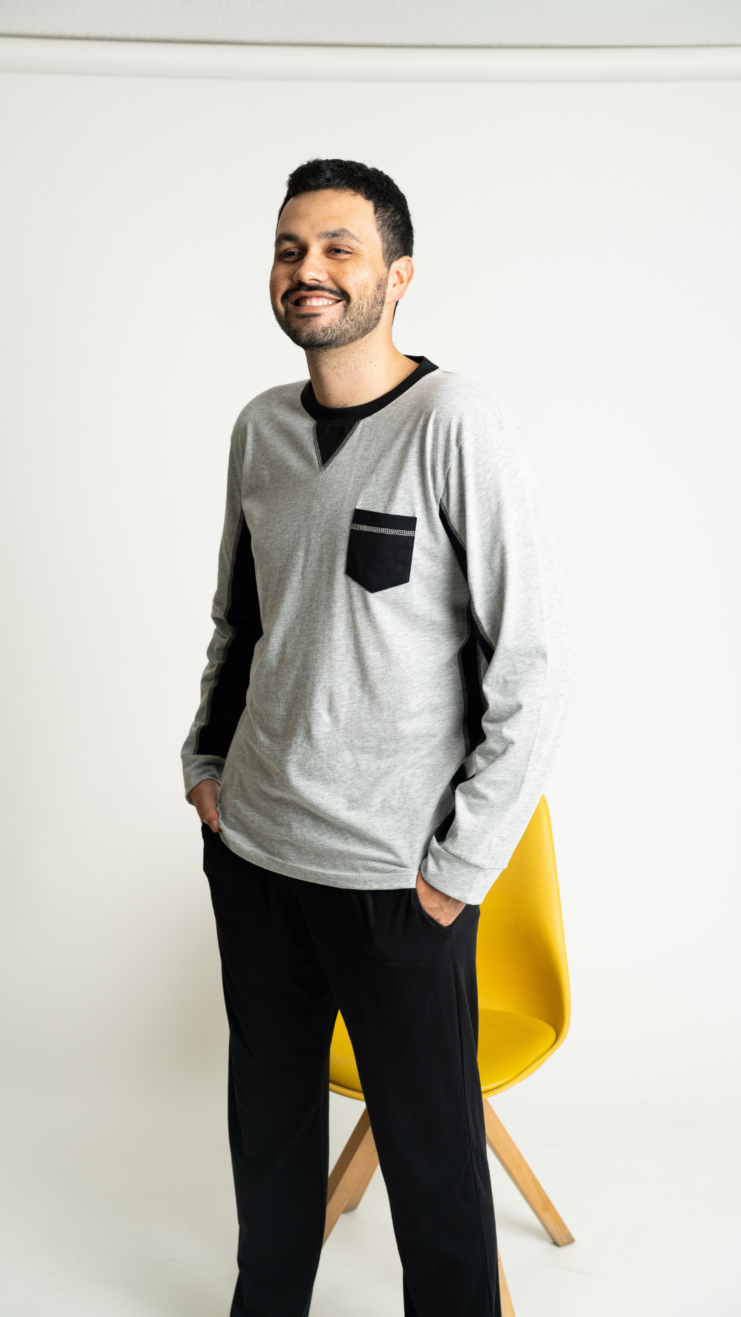 Pijama Hugo de Tshirt manga larga y pantalon recto con bolsas
Elaborada en algodón 100% Tejido de punto