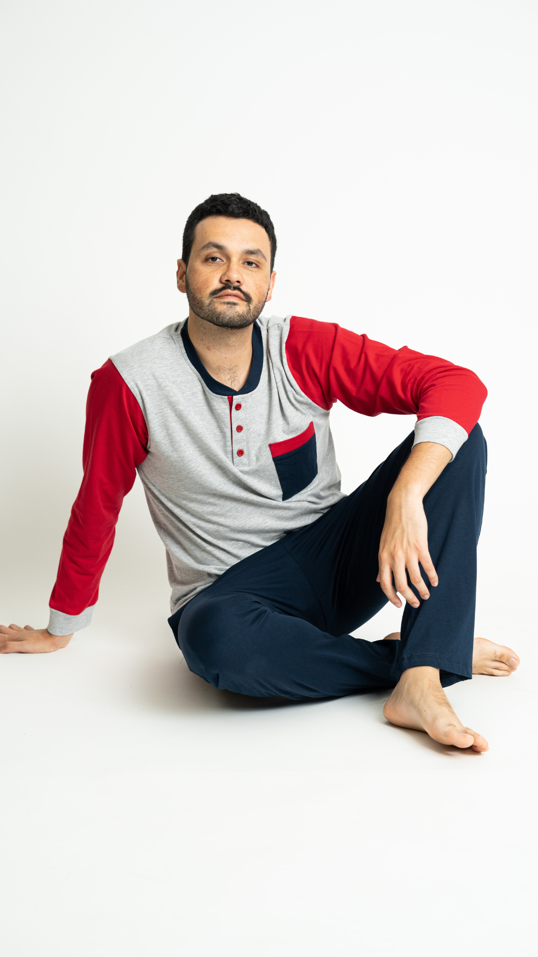 Pijama Tommy de Tshirt manga larga y pantlaon con bolsas
Elaborada en algodón 100% Tejido de punto