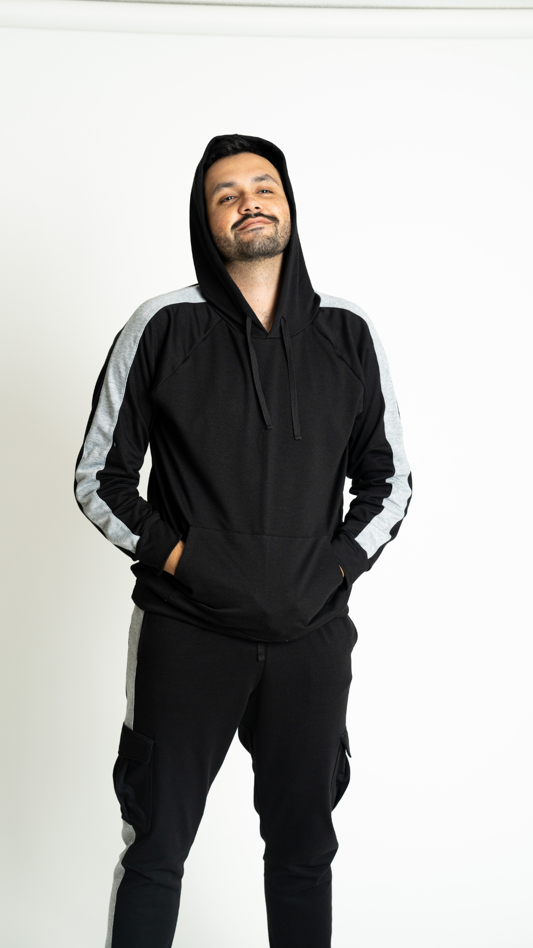 Set Black de Sudadero y Pantalon con bolsas tipo cargo ,
Elaborado en Algodon Spandex,