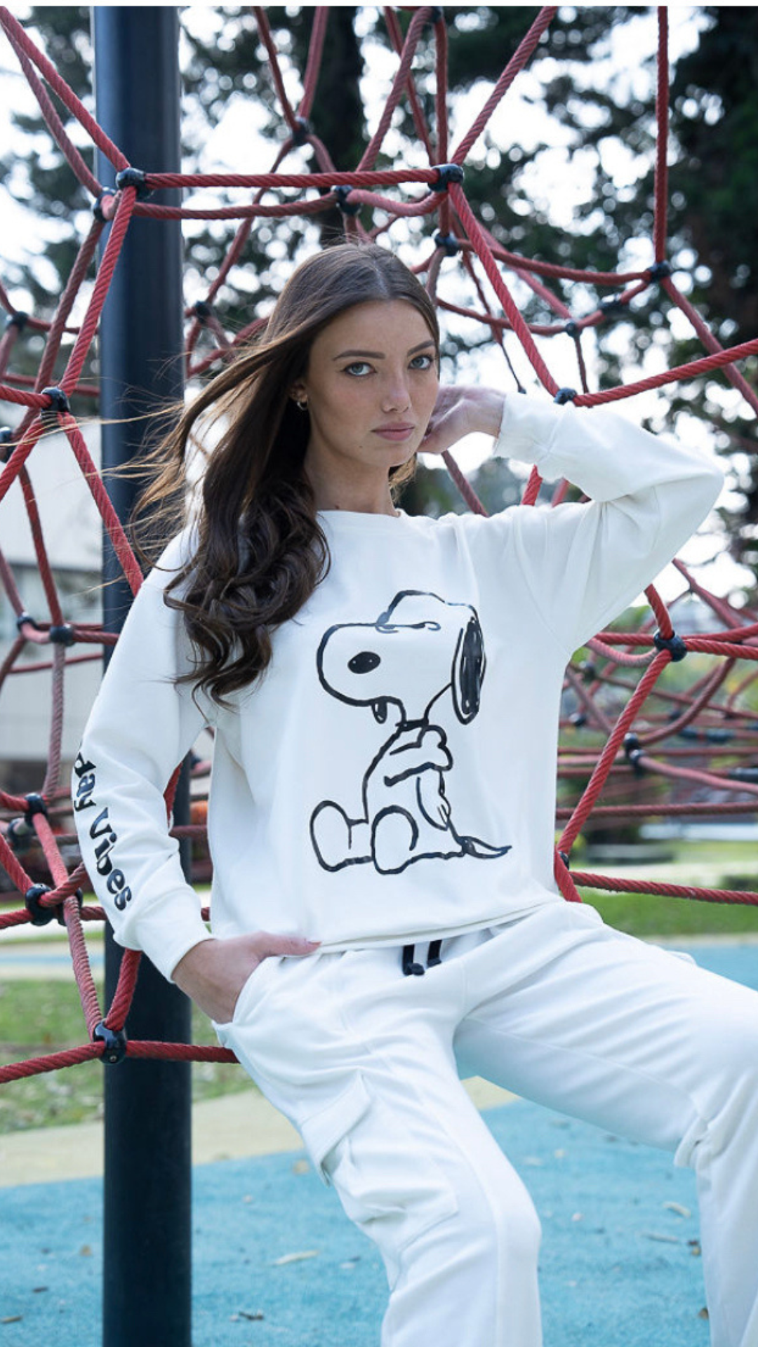 Set Loungwear Monday Vibes Ivory de sudadera y Pantalon con bolsas tipo cargo,