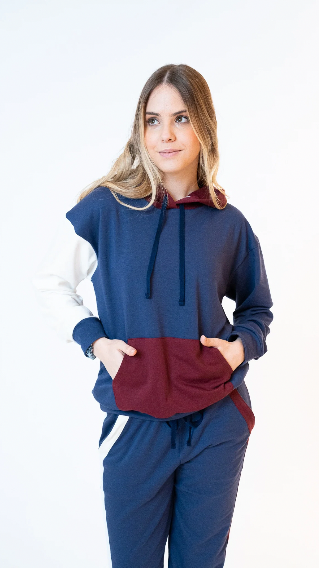 Set New Balance de sudadera y Pantalon con bolsas,
Elaborado en Algodon spandex,