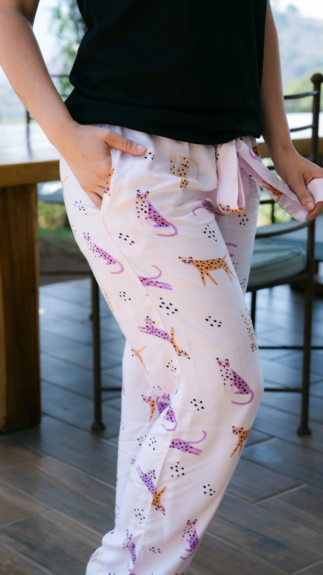 Pijama Clásica leopardo 2 piezas , blusa manga corta lisa , y pantalón con bolsas