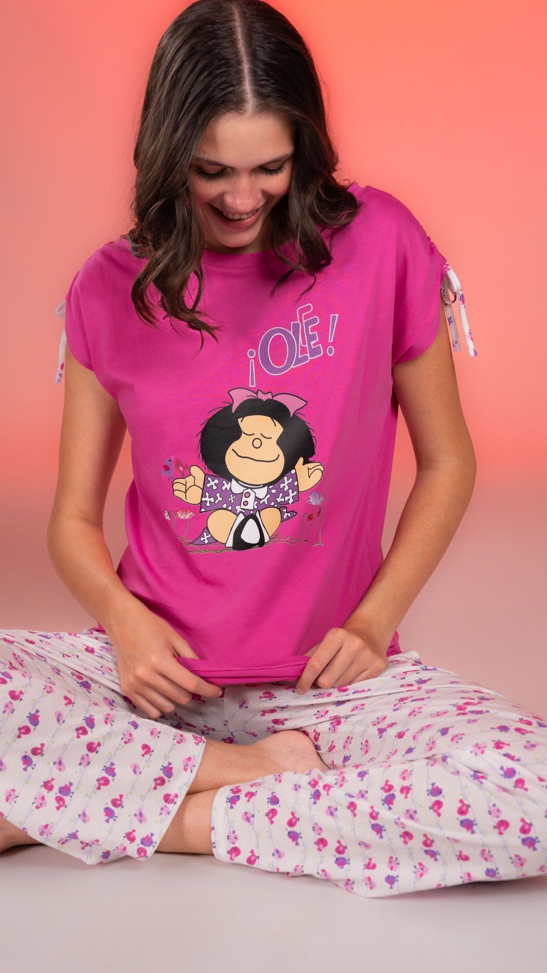 Pijama Clásica Mafalda Rosa 2 piezas , blusa manga corta , y pantalón con bolsas