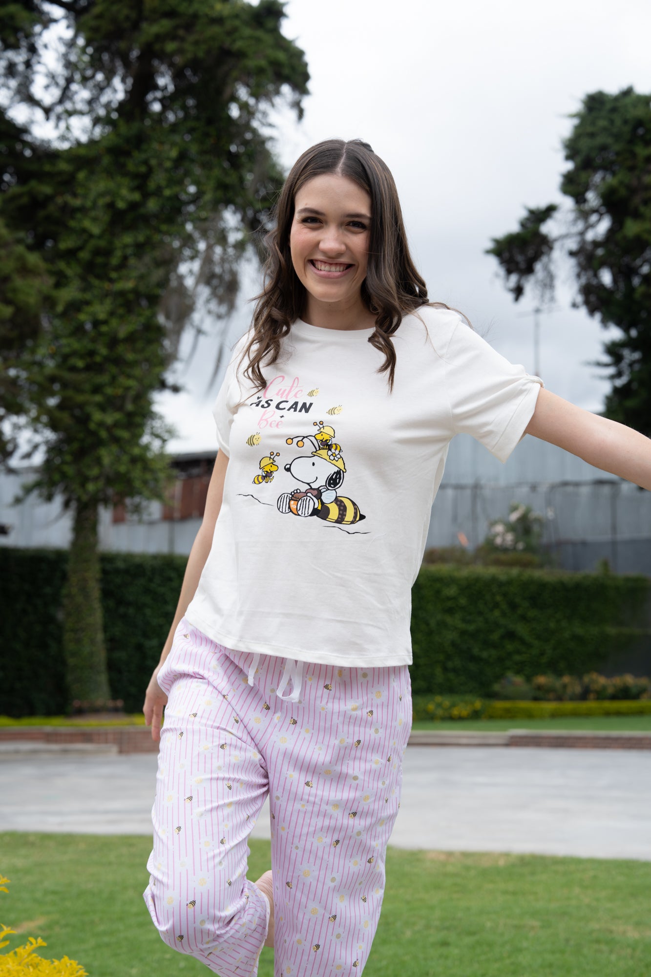Pijama cute Bee Snoopy 2 piezas , blusa  manga corta  y pantalón con bolsas 