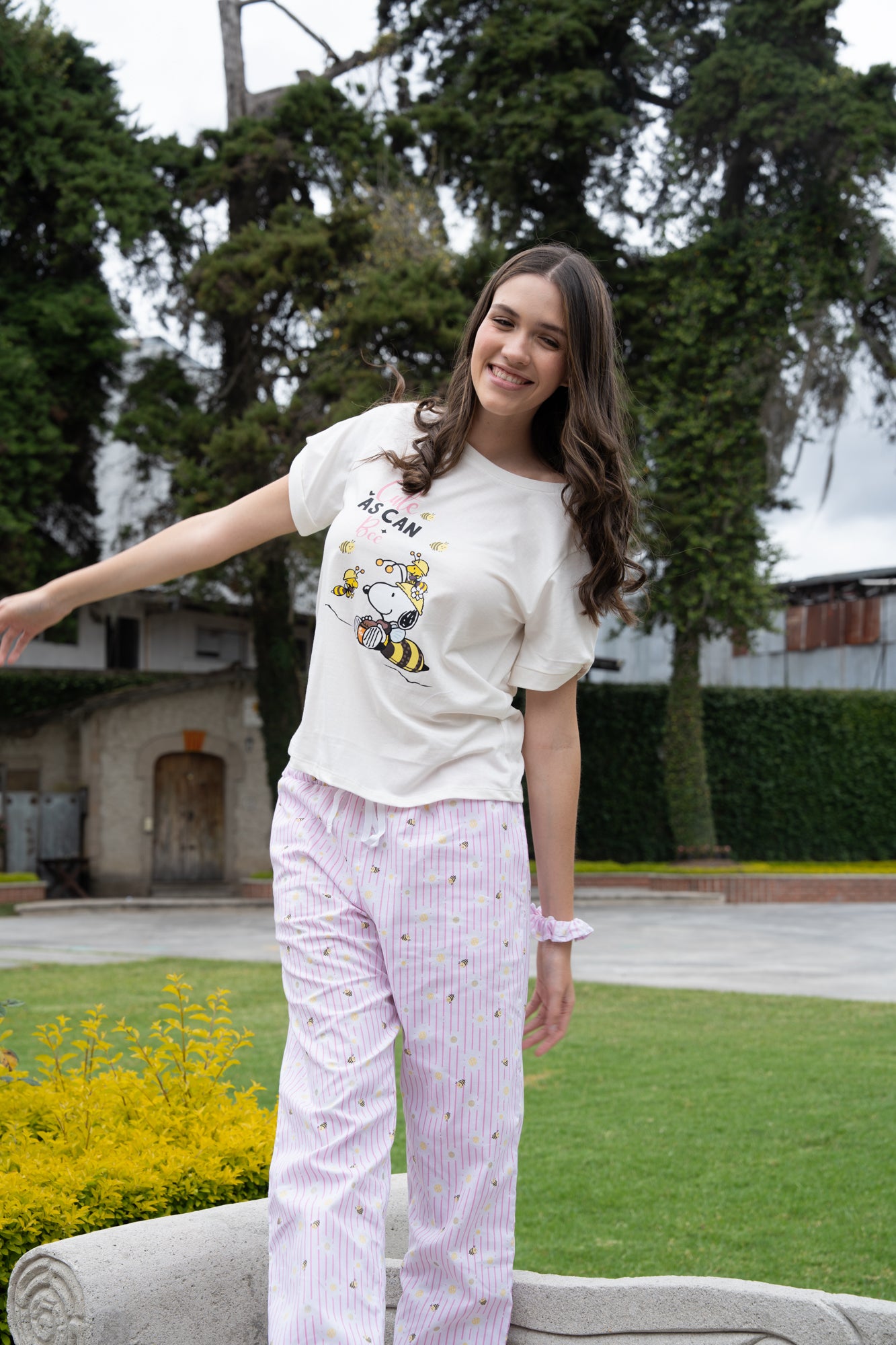 Pijama cute Bee Snoopy 2 piezas , blusa  manga corta  y pantalón con bolsas 