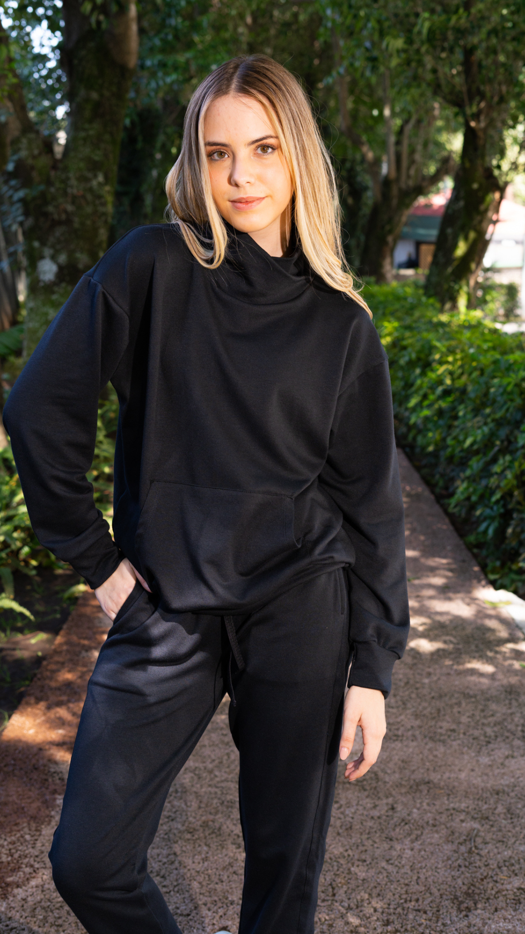 Set hugs black de sudadera y Pantalon con bolsas