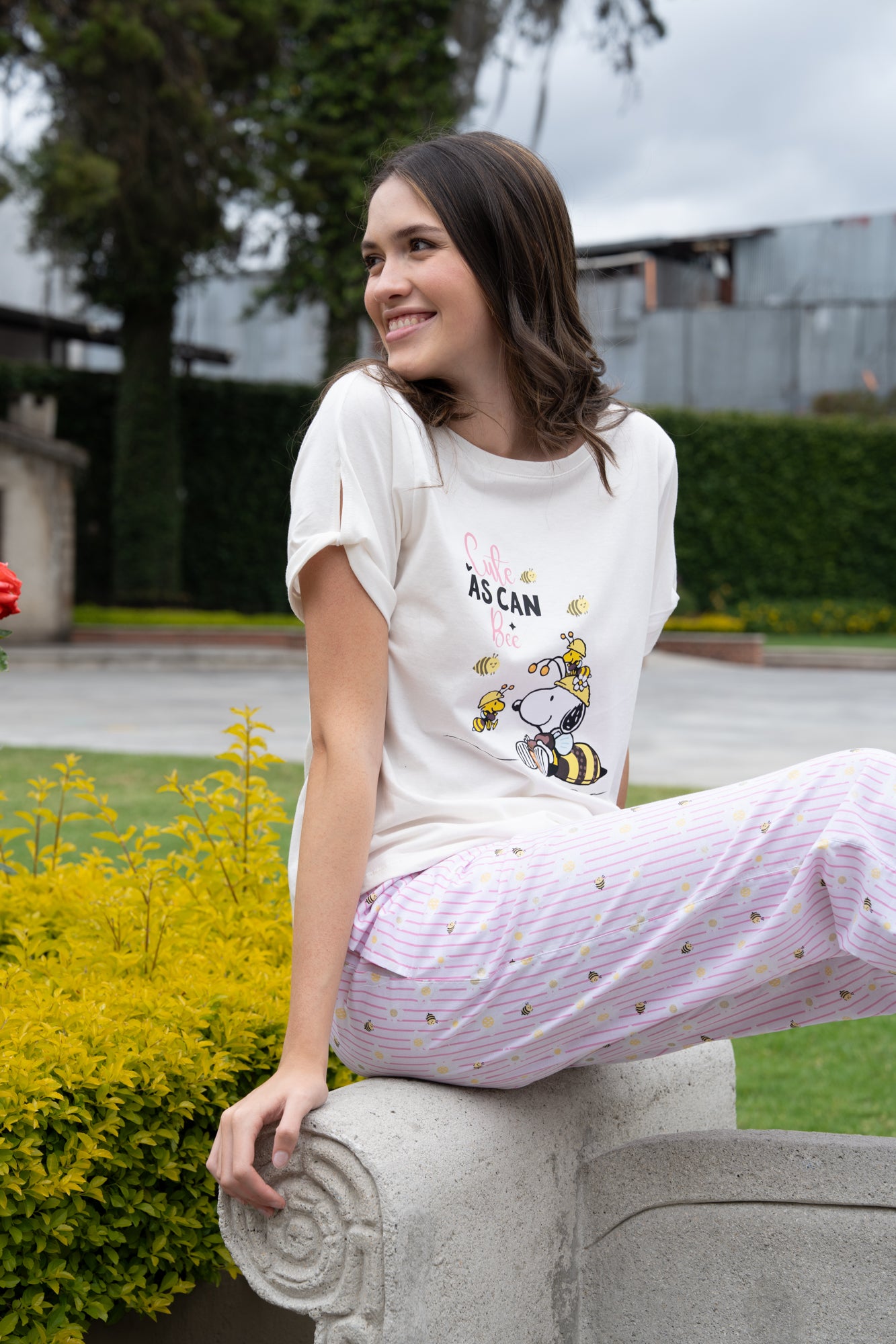 Pijama cute Bee Snoopy 2 piezas , blusa  manga corta  y pantalón con bolsas 
