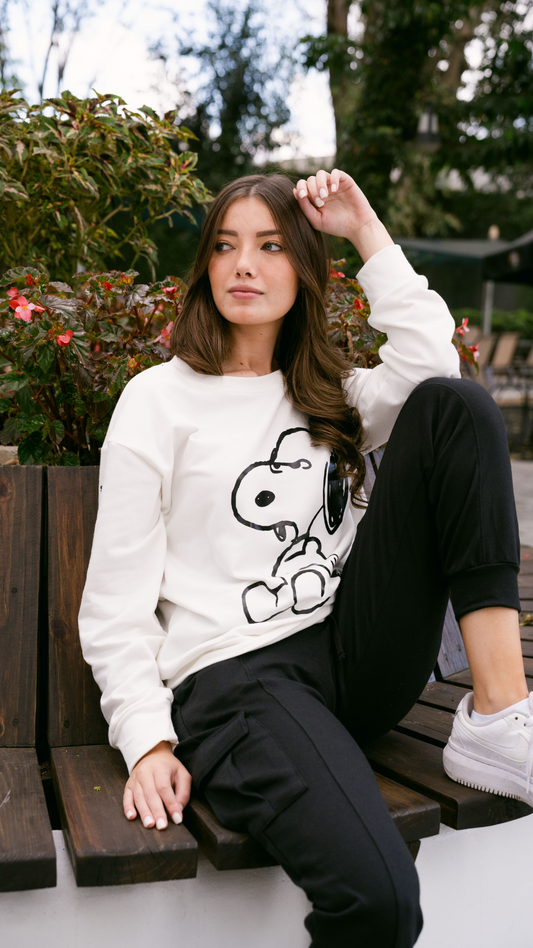 Set de loungewear Monday Vibes color marfil, incluye sudadera y pantalón con bolsas tipo cargo
