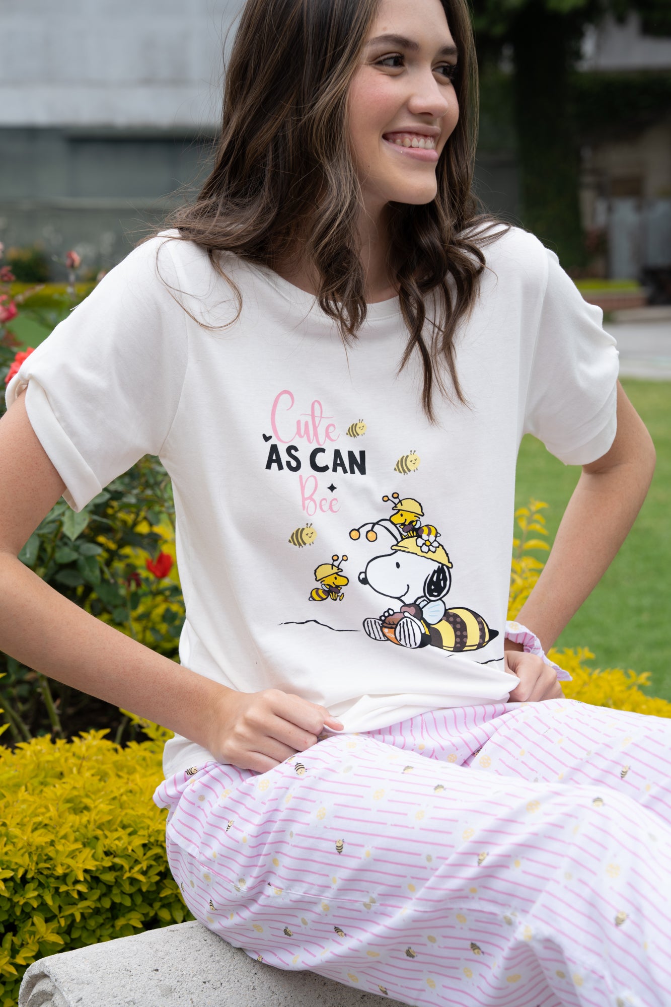 Pijama cute Bee Snoopy 2 piezas , blusa  manga corta  y pantalón con bolsas 