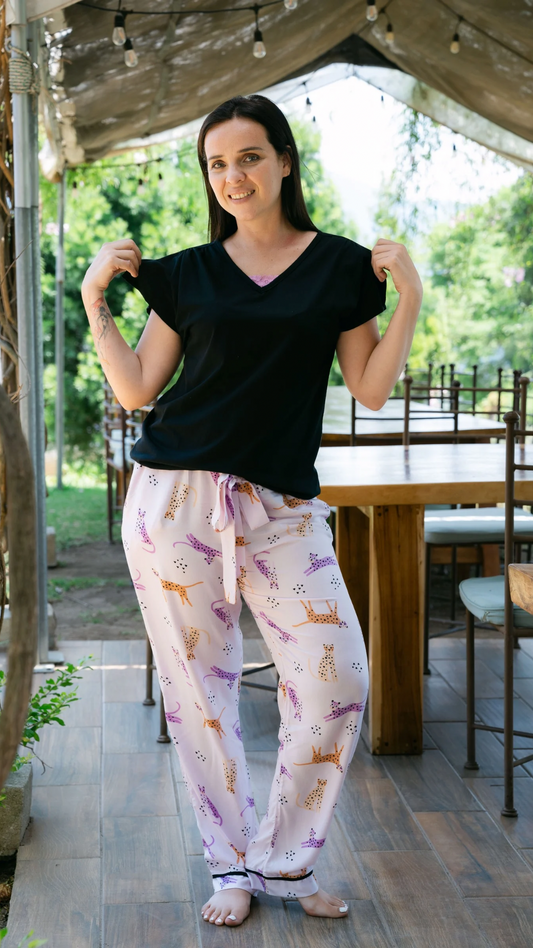 Pijama Clásica leopardo 2 piezas , blusa  manga corta lisa   , y pantalón con bolsas 