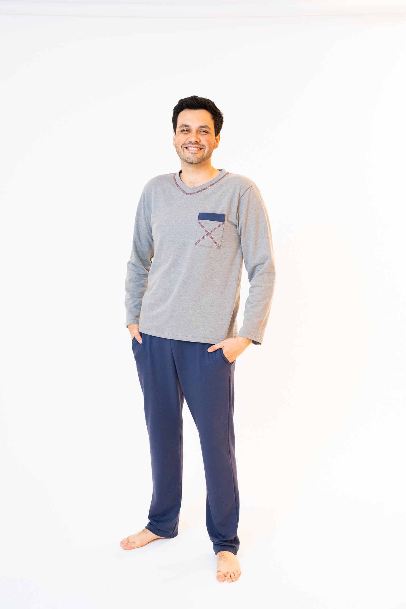 Pijama Jorge de Tshirt manga larga y pantalon con bolsas

Elaborada en algodón 100% tejido de punto 
