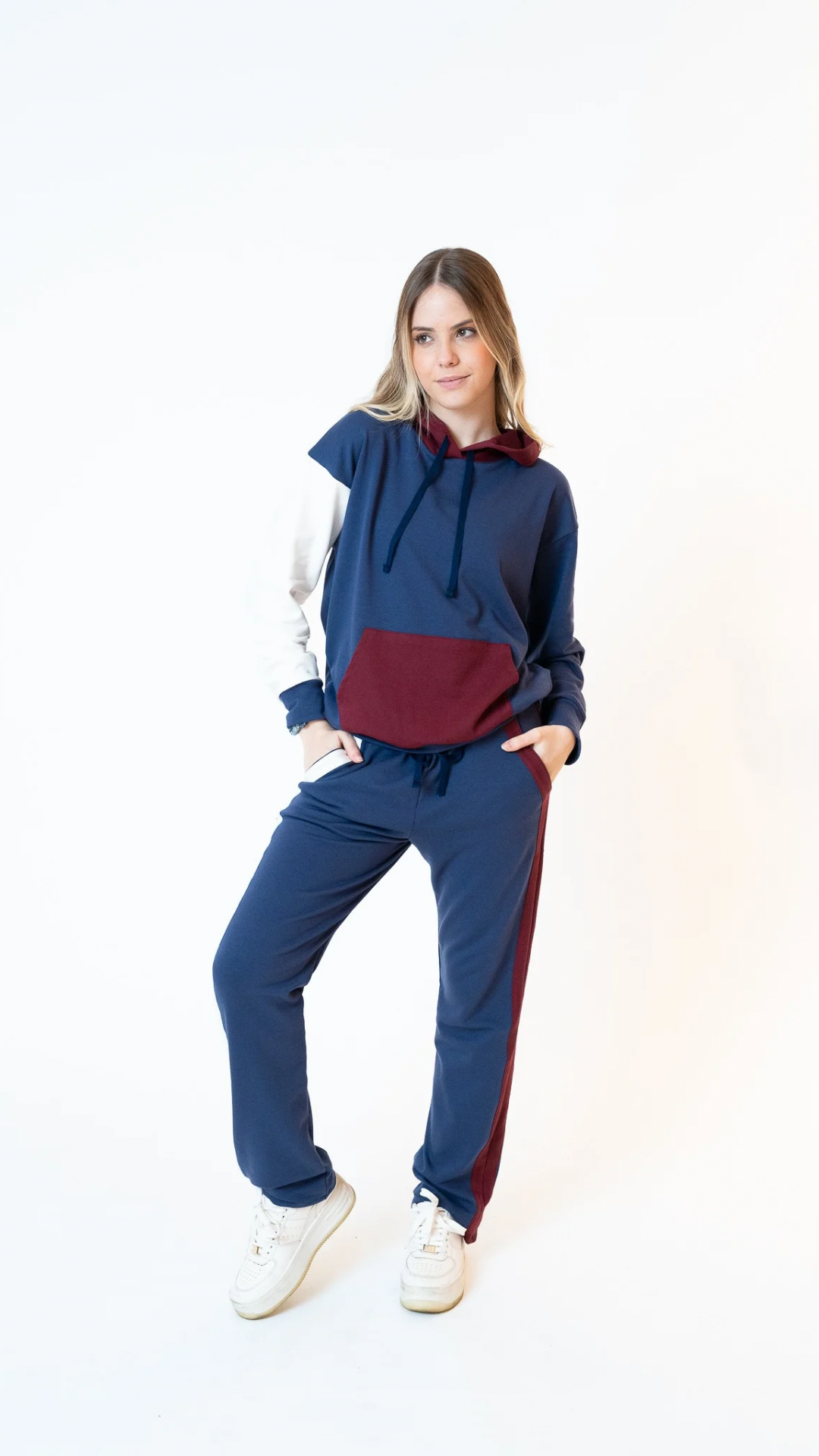 Set New Balance de sudadera y Pantalon con bolsas,

Elaborado en Algodon spandex, 