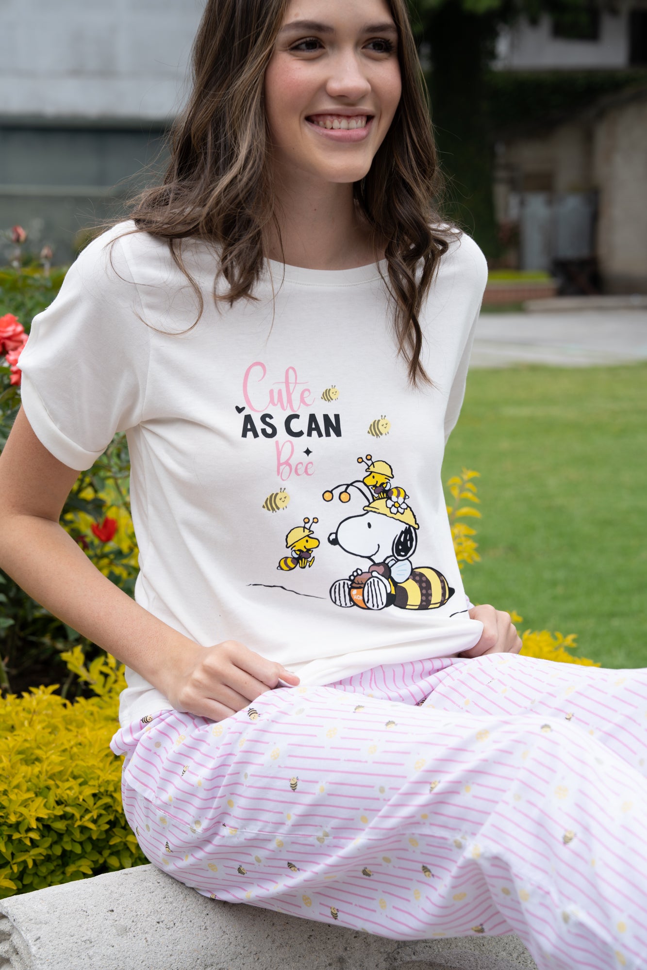 Pijama cute Bee Snoopy 2 piezas , blusa  manga corta  y pantalón con bolsas 